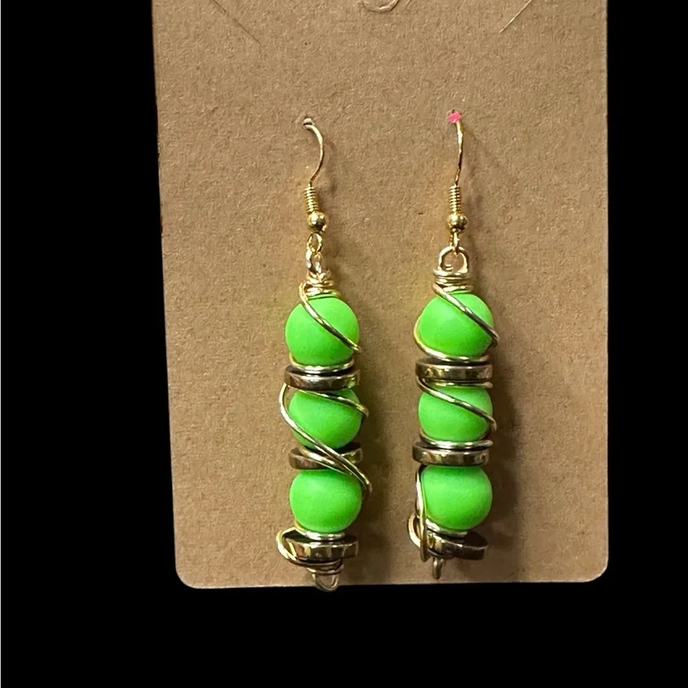 Neon Green Beaded Bracelet with Gold Tag - Picture 4 of 10